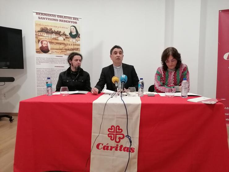 O bispo de Mondoñedo-Ferrol, Fernando García Cadiñanos, o coordinador do Centro de día Oblatas "Ou Mencer", Roberto Ferreiro, e a coordinadora de Cáritas de Mondoñedo-Ferrol, Marta Pazo. / Europa Press