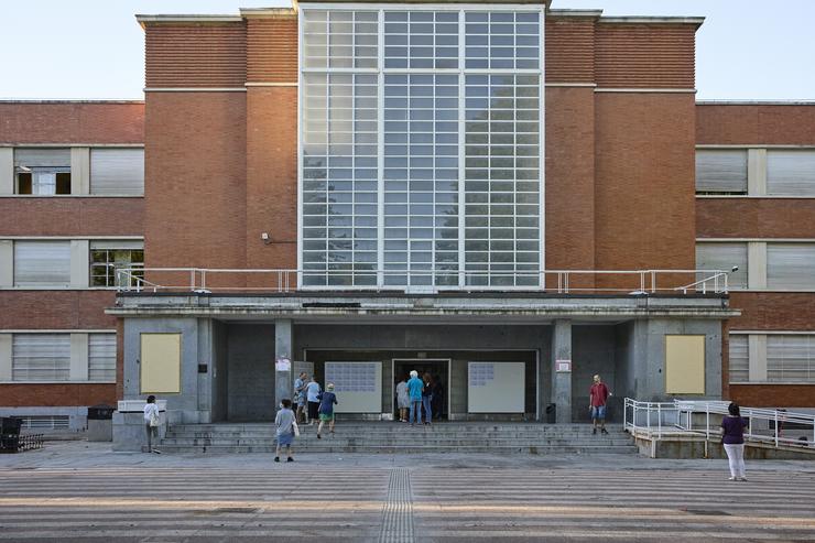 Varias persoas á entrada da Facultade de Filoloxía da Universidade Complutense de Madrid 