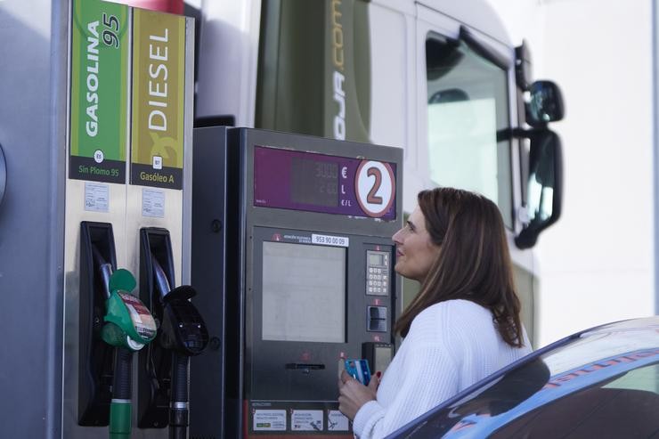 Arquivo - Unha muller paga nunha gasolineira autoservizo. Joaquin Corchero - Europa Press - Arquivo / Europa Press