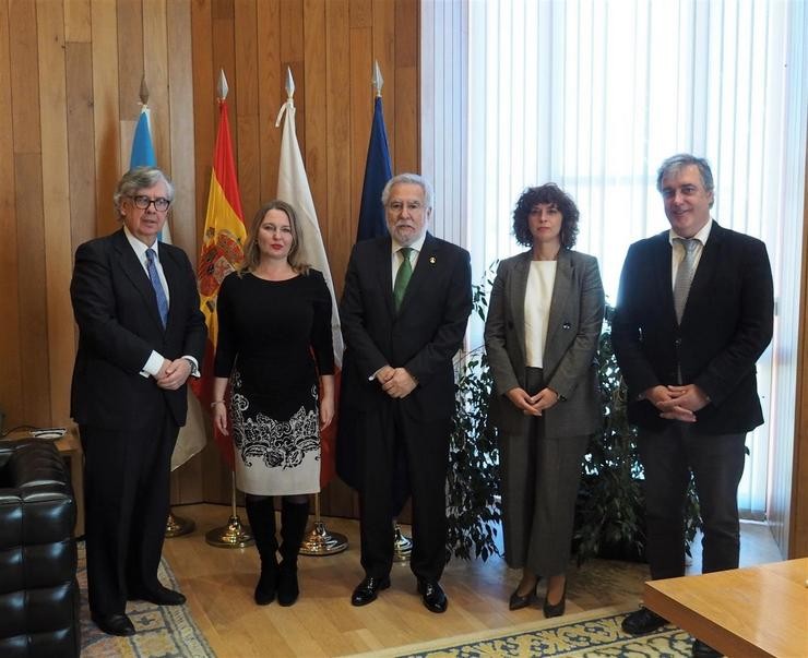 A embaixadora de Polonia en España xunto ao presidente do Parlamento, o portavoz do PPdeG na Cámara, a deputada do PSdeG Leticia Galego e o cónsul honorario de Polonia en Galicia. PARLAMENTO DE GALICIA / Europa Press