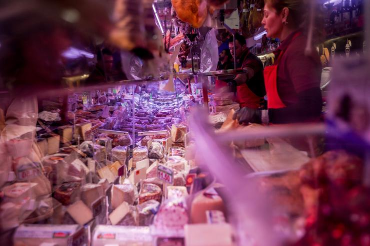 Queixos no mostrador dunha tenda de alimentación 