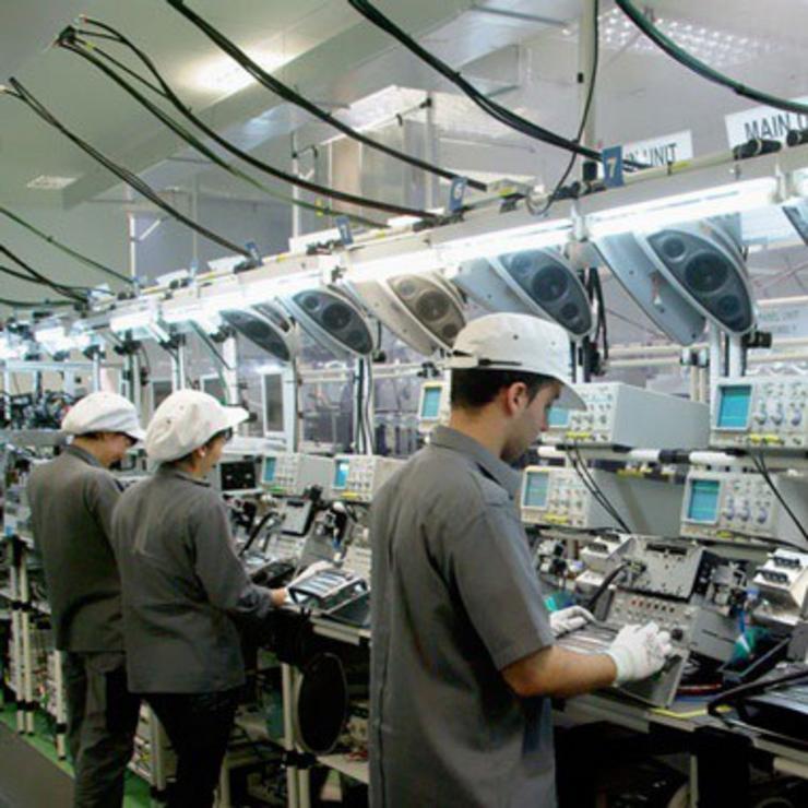 Traballadores nunha planta / Europa Press