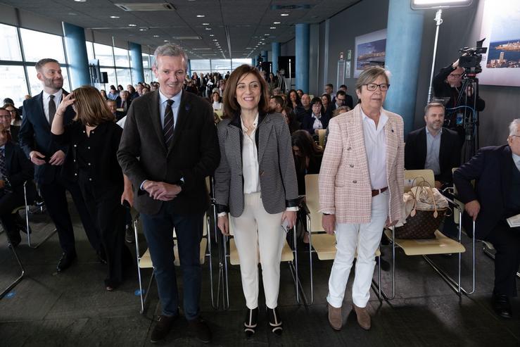 O presidente da Xunta, Alfonso Rueda, nun acto xunto ás conselleiras de Medio Ambiente e do Mar, Anxos Vázquez e Rosa Quintana. DAVID CABEZÓN 