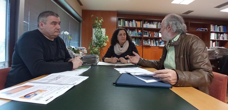A directora xeral de Patrimonio Natural, Belén do Campo, nunha reunión co presidente da Federación Galega de Caza, Luís Eusebio Fidalgo, e co seu secretario xeral, José Moure.. XUNTA 