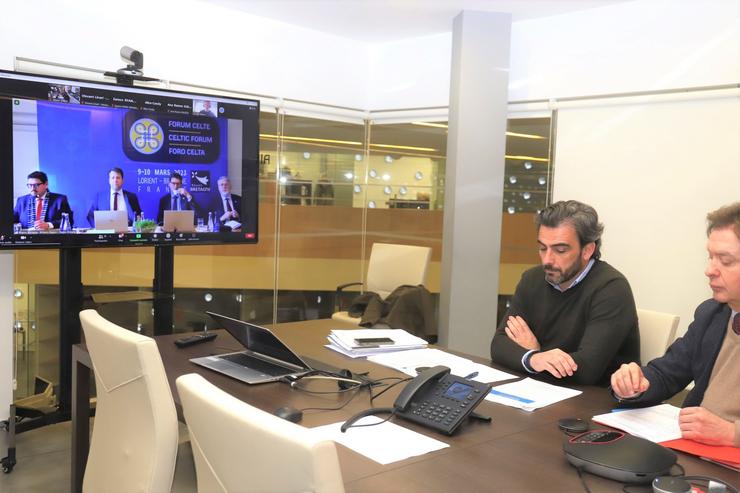 O vicepresidente segundo da Xunta, Diego Calvo, e o director xeral de Relacións Exteriores e coa UE, Jesús Gamallo, reúnese por videoconferencia con representantes de Bretaña, Irlanda, Escocia e Gales.. XUNTA / Europa Press