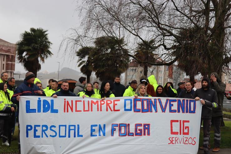 Persoal do almacén de Lidl en Narón (A Coruña) concéntrase ante o edificio administrativo da Xunta en San Caetano, en Santiago de Compostela.. CIG / Europa Press