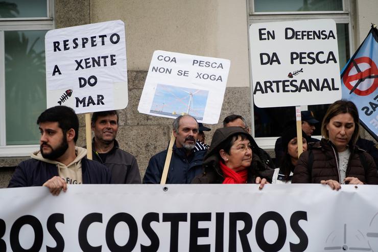 Centos de persoas protestan con carteis durante unha concentración contra o plan de parques eólicos mariños fronte á Delegación do Goberno na Coruña / Europa Press