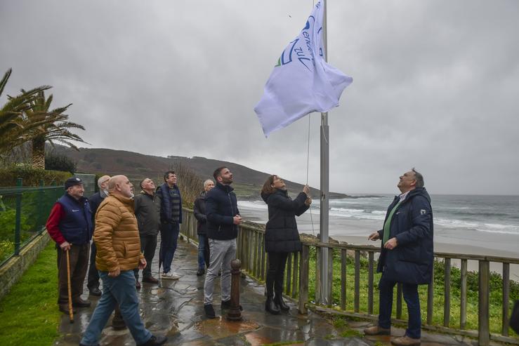 A conselleira de Medio Ambiente, Ángeles Vázquez, no izado do distintivo como sendeiro azul no Saladoiro de Caión, no municipio da Laracha / Europa Press