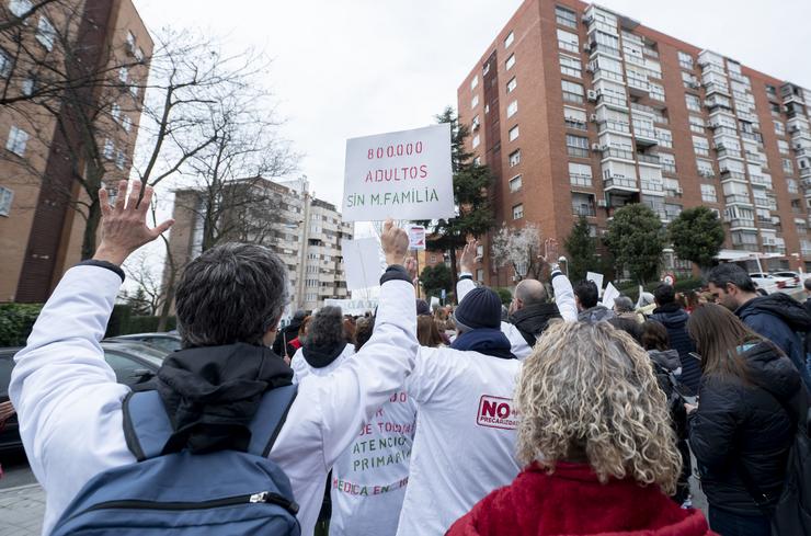 Varias persoas marchan nunha manifestación pola sanidade pública en Vila de Vallecas desde o centro de saúde Cerro Almodovar, a 5 de marzo de 2023, en Madrid (España).. Alberto Ortega - Europa Press 