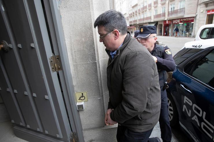 Un axente de Policía Nacional leva ao acusado dun triplo crime, José Luís Abet, á Audiencia Provincial de Pontevedra, a 13 de marzo de 2023, en Pontevedra, Galicia (España). O xuízo contra José Luís Abet na Audiencia de Pontevedra polo crime. Gustavo da Paz - Europa Press 