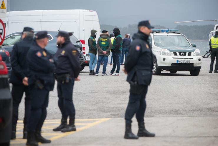 Despregamento de forzas e corpos de seguridade no Porto de Vilaxoán (Pontevedra), tras a localización dun 