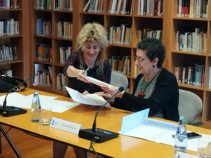 Constanza Tobío asina co Consello de Cultura Galega a cesión do fondo do seu pai e doará o diario da súa nai 
