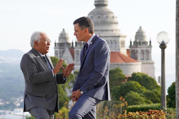 Arquivo - O primeiro ministro de Portugal, Antonio Costa (i) e o presidente do Goberno, Pedro Sánchez (d), conversan tras reunirse na XXXIII Cume Hispano-Portuguesa na Pousada de Viana do Castelo, a 4 de novembro de 2022, en Viana do Castelo (P. Álvaro Ballesteros - Europa Press - Arquivo / Europa Press