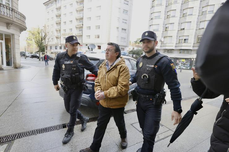 Dous axentes de Policía Nacional levan ao acusado dun triplo crime, José Luís Abet, ao xuízo que arrinca hoxe na Audiencia Provincial de Pontevedra, a 6 de marzo de 2023, en Pontevedra, Galicia, (España). Tras formarse o xurado popular, José Luís A. Gustavo da Paz - Europa Press / Europa Press