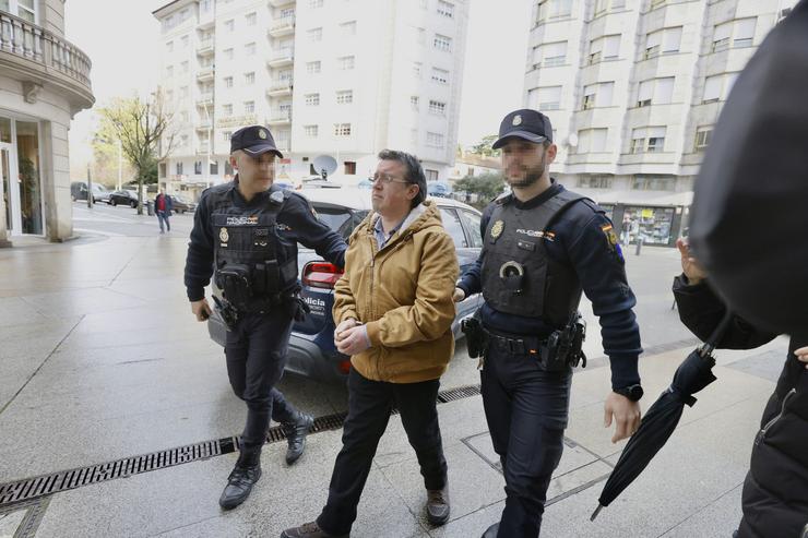 Dous axentes de Policía Nacional levan ao acusado dun triplo crime, José Luís Abet, ao xuízo que arrinca hoxe na Audiencia Provincial de Pontevedra, a 6 de marzo de 2023, en Pontevedra, Galicia, (España). Tras formarse o xurado popular, José Luís A. Gustavo da Paz - Europa Press 