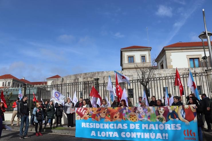 Traballadoras de residencias privadas da terceira idade maniféstanse fronte á sede da Xunta en San Caetano 