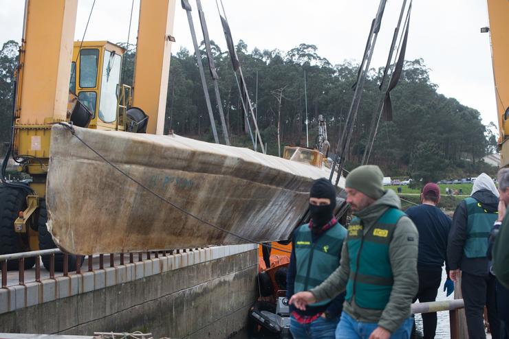 A Garda Civil saca o semisumerxible de fabricación artesanal  no porto de Xufre na Illa de Arousa / Europa Press