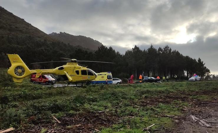 Helicóptero medicalizado atendendo a un ferido grave no accidente 