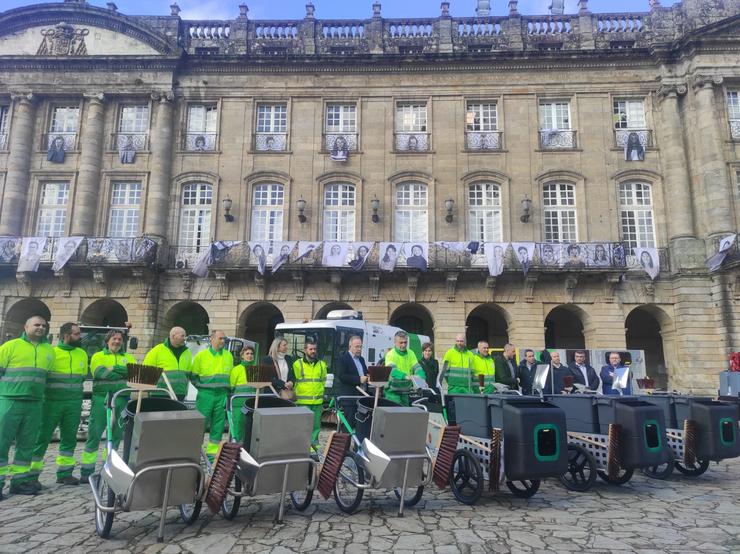 O alcalde de Santiago, Xosé Sánchez Bugallo, xunto á concelleira de Medio Ambiente, Mila Castro, e persoal do servizo de limpeza da cidade. 