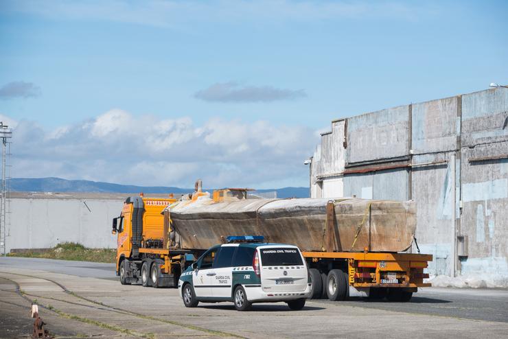 O narcosubmarino achado na ría de Arousa, á súa chegada ao peirao de O Ramal, no porto de Vilagarcía de Arousa 