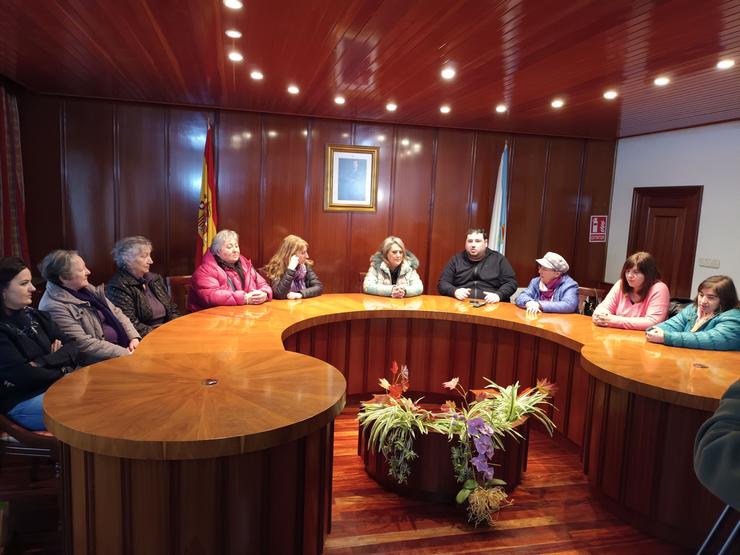 Mulleres e Alcalde acompañando a Pili Pampín no Salón de Plenos de San Xoán de Río. Foto: Concello.