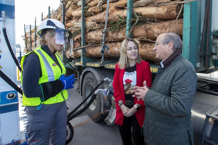 A secretaria xeral de Industria, Paula Uría, visita as novas instalacións da gasolineira dual de Los Ángeles Gas no polígono da Sionlla, en Santiago (A Coruña).. CONCHI PAZ 