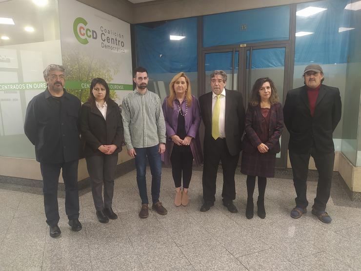 A candidata á Alcaldía de Ourense por Coalición de Centro Democrático, María Debuxa, e outros membros do partido. 
