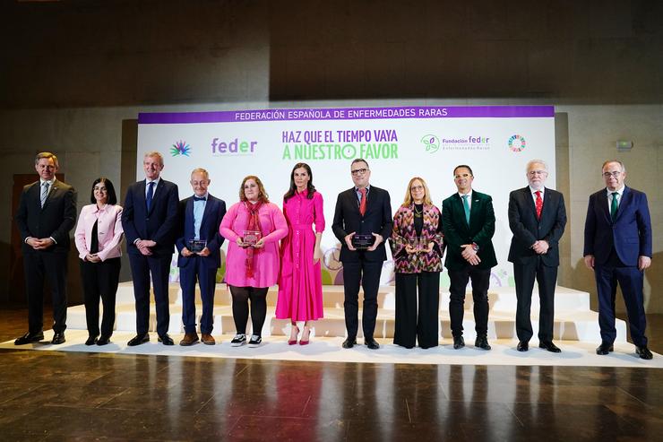 O delegado do Goberno en Galicia, José Miñones (i), a ministra de Sanidade, Carolina Darias (2i), o presidente da Xunta de Galicia, Alfonso Rueda (3i), a Raíña Letizia (c), o presidente de FEDER, Juan Carrión (3d), e o alcalde de Santiago de Compostela / Europa Press