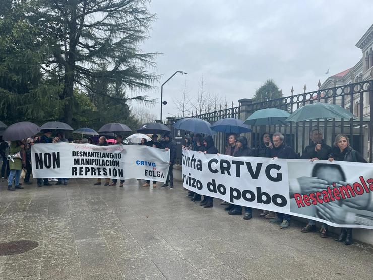 Concentración de traballadores e traballadoras de CRTVG diante de San Caetano/traballadores e traballadoras de CRTVG