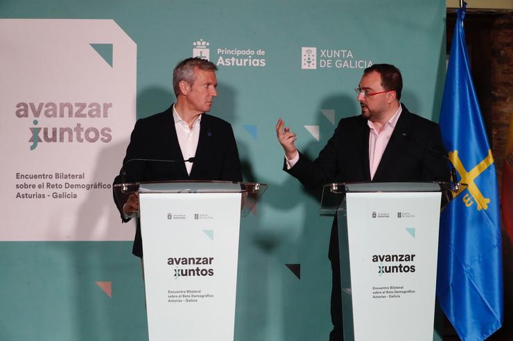 Os presidentes da Xunta de Galicia, Alfonso Rueda, e do Principado de Asturias, Adrián Barbón, en rolda de prensa conxunta en Taramundi 