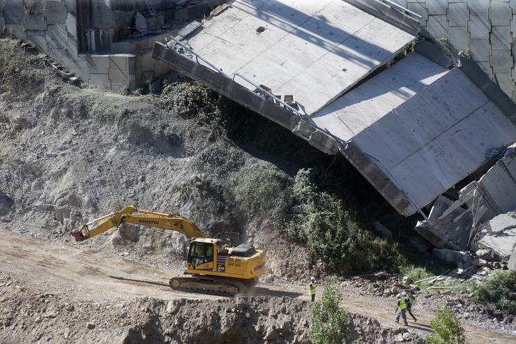 Guindastres e operarios traballan durante o desmonte das pilas 1 e 2 do viaduto de O Castro / Europa Press