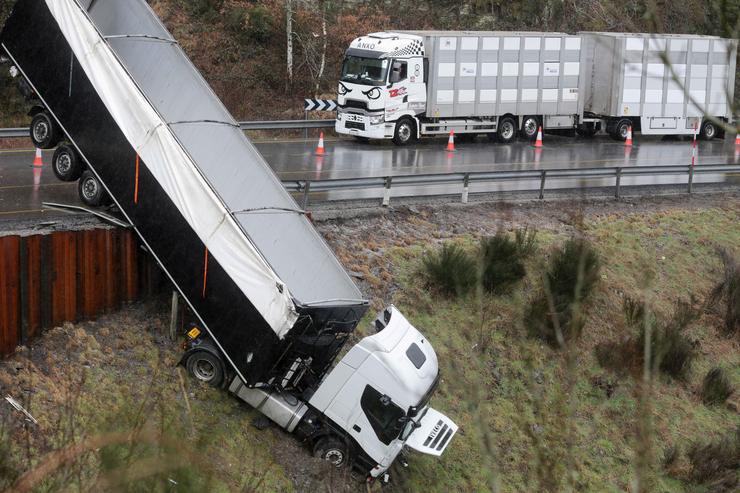 Un camión en equilibrio nunha gran pendente tras un accidente na estrada N-6 / Europa Press