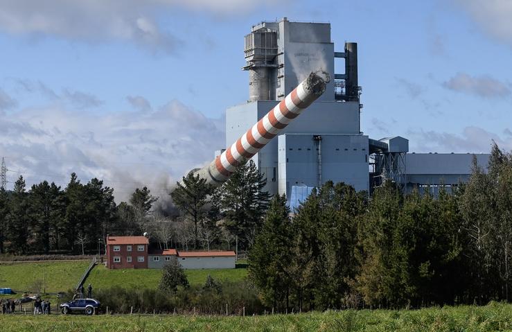 Voadura da cheminea da central térmica de Meirama, en Cerceda (A Coruña) / Europa Press