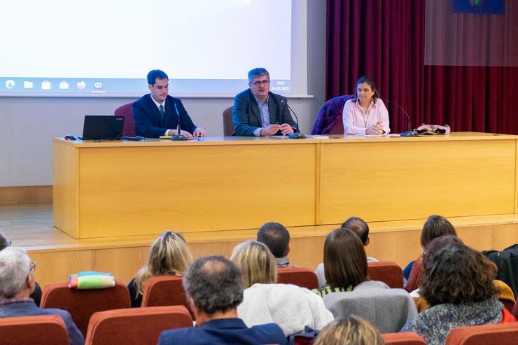 A directora do Instituto Tecnolóxico para ou Control do Medio Mariño de Galicia (Intecmar), Covadonga Salgado, e subdirector xeral de Meteoroloxía e Cambio Climático, Isaac Gómez,  na inauguración dunha  mesa de traballo do proxecto europeo MyCoast  