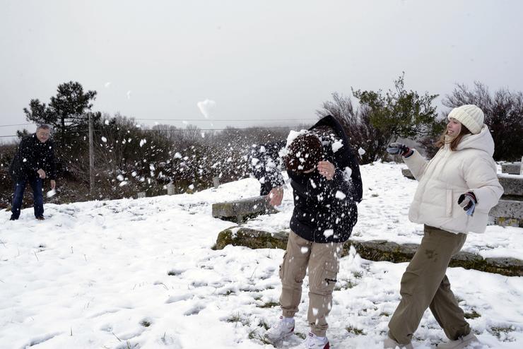 Varias persoas xogan na neve no Alto do Rodicio 