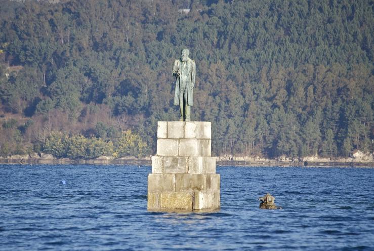  Estatua Do Capitán Nemo Ante A Illa De San Simón / Europa Press