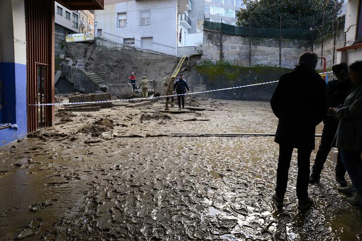 O corpo de Bombeiro traballa tras o derrube dun muro no colexio Cardeal Cisneros en Ourense / Europa Press