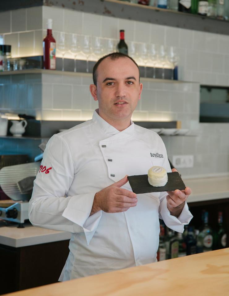 Un dos cociñeiros participantes, Álvaro Pérez, de ArteSana Gastrobar / De Tapas por Galicia
