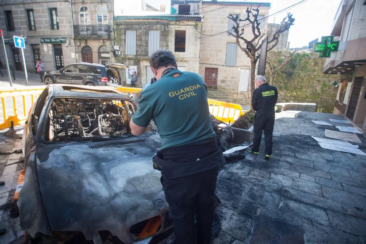 Axentes da Garda Civil toman mostras dos vehículos calcinados en Tui/ Europa Press