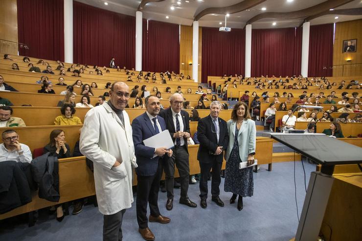 O conselleiro de Sanidade, Julio García Comesaña, nunha charla con alumnos de 5º de Medicina 