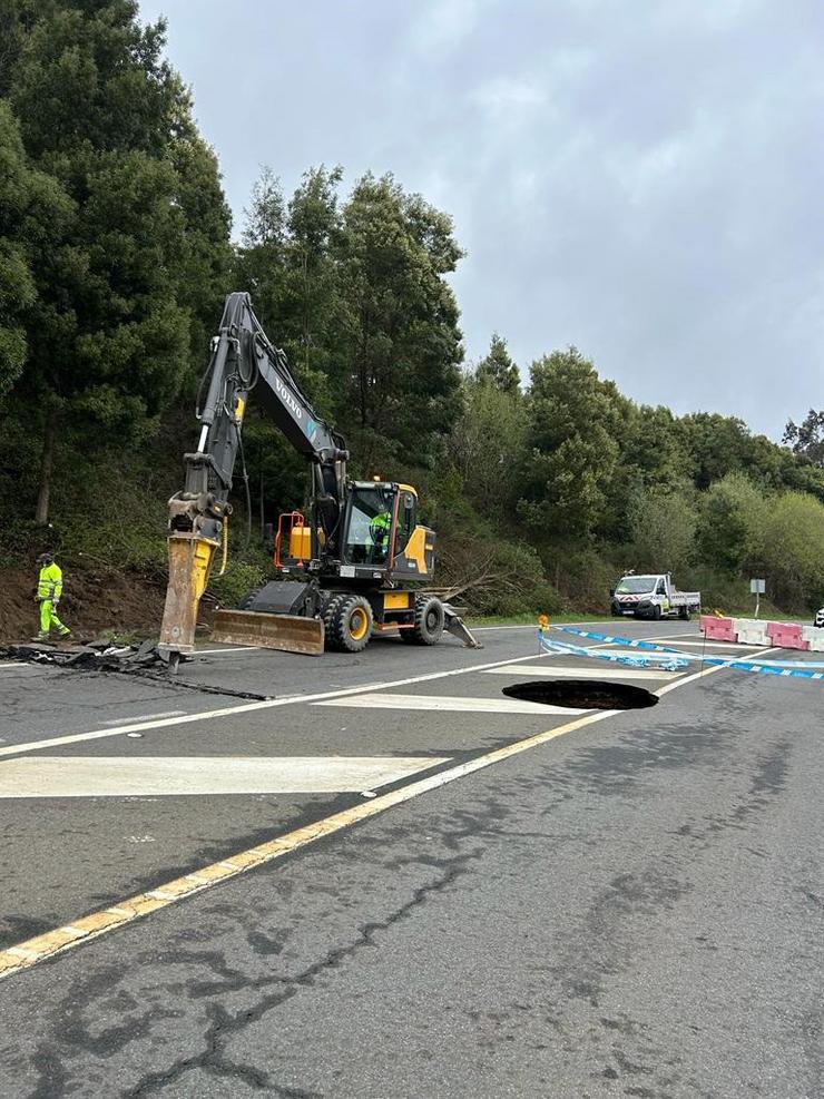 Traballos de reparación na estrada cortada en Rois (A Coruña) pola aparición dunha gran focha. CONCELLO DE ROIS / Europa Press
