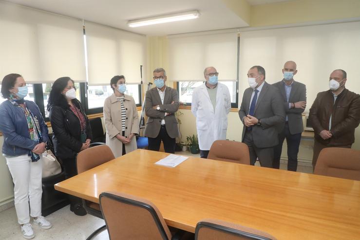 O conselleiro de Sanidade, Xullo García Comesaña, visita o centro de saúde de Teixeiro, en Curtis (A Coruña).. XUNTA / Europa Press