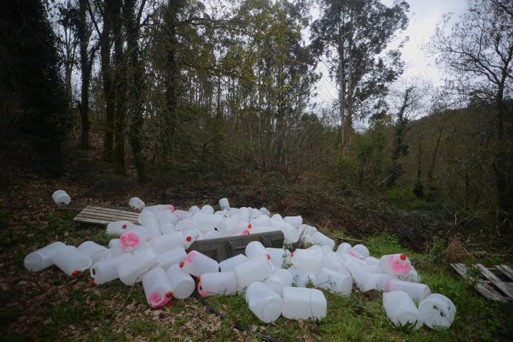 Recipientes baleiros dun laboratorio de cocaína en San Xurxo de Sacos, Cerdedo-Cotobade / Europa Press