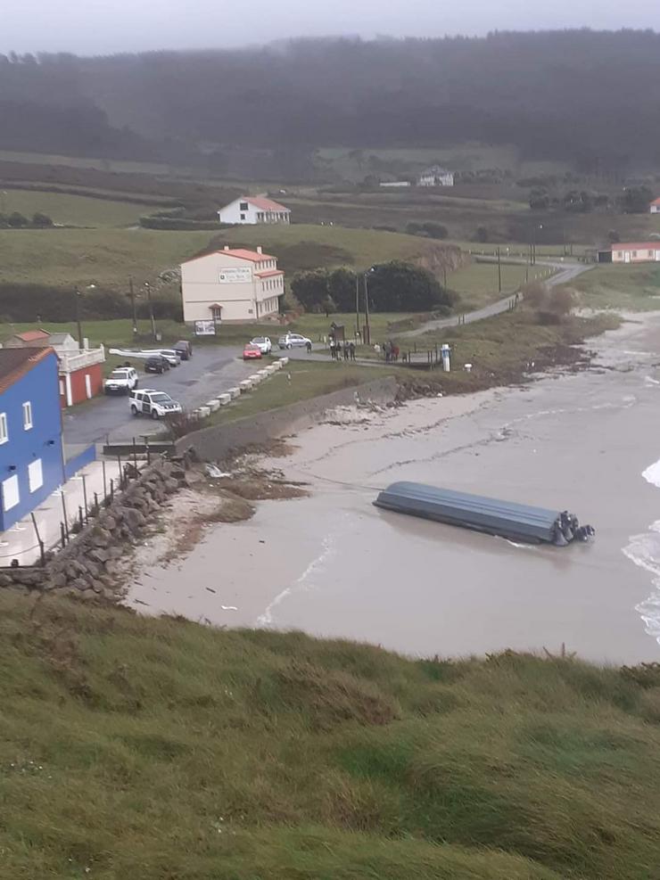 Planeadora atopada envorcada na praia de Nemiña, en Muxía / remitida