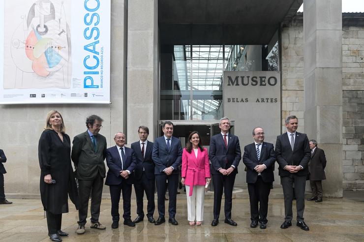 O ministro de Cultura, Miquel Iceta, e o presidente da Xunta, Alfonso Rueda, xunto a outras autoridades, inauguran a mostra 