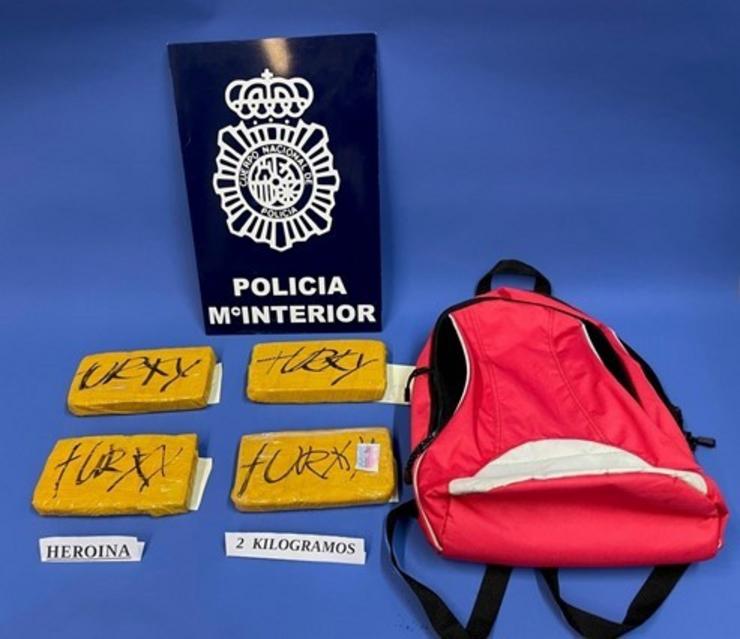 Paquetes de heroína atopados no coche do detido 