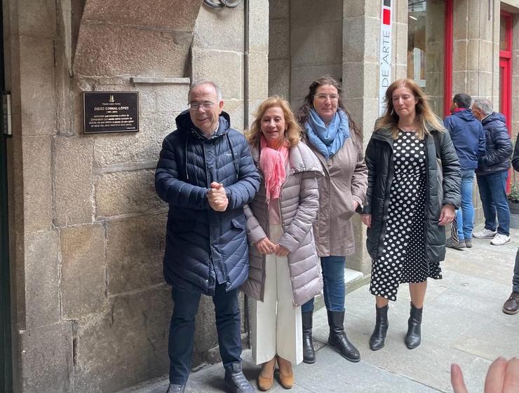 O alcalde de Santiago, Xosé Sánchez Bugallo, e a presidenta da Asociación de Xornalistas de Galicia, xunto a familiares do xornalista Diego Bernal / Europa Press