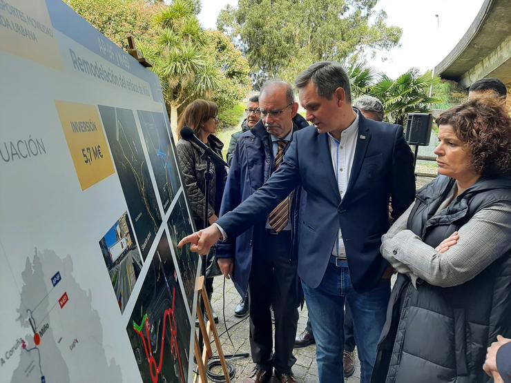 O delegado do Goberno, José Miñones, presenta o proxecto de remodelación da conexión da AP-9 en Miño 