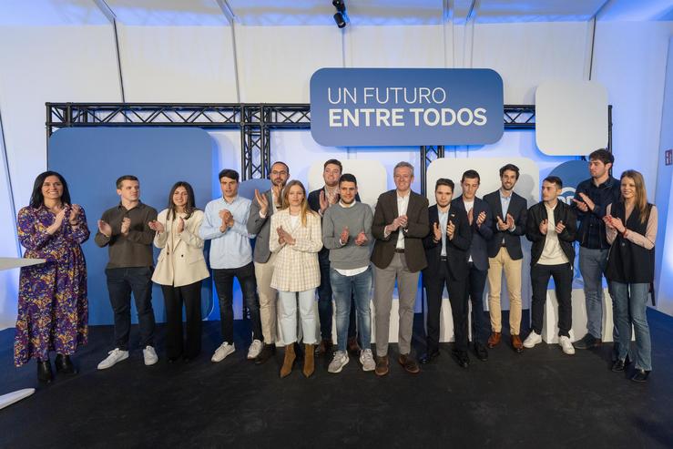 O presidente do PPdeG, Alfonso Rueda, participa no acto de presentación dos 11 candidatos máis novos do partido ás eleccións municipais 