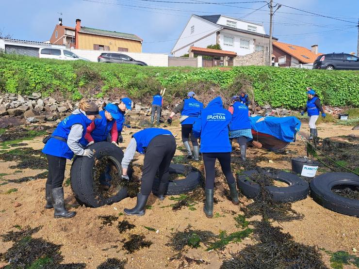 Membros da confraría e voluntarios de Afundación retiran lixo das costas da Illa 